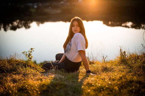 Autumn Girl Desfrutando Natureza Menina Beleza Livre Levantando Mãos Raios — Fotografia de Stock