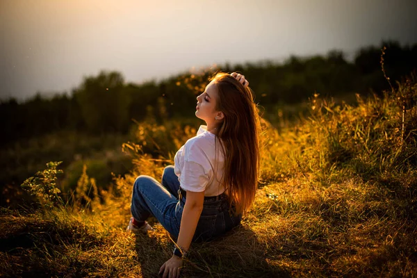 秋の少女自然を楽しむ 美容室屋外日光の下で手を上げる光線 美しい十代のモデルの女の子 太陽光 グロー フリーハッピーウーマン — ストック写真
