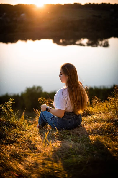 Herbstmädchen Genießen Die Natur Beauty Girl Draußen Hebt Die Hände — Stockfoto