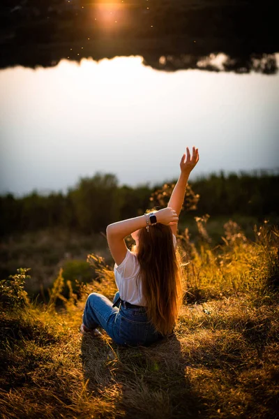 Осенняя Девушка Наслаждается Природой Красотка Улице Поднимающая Руки Солнечным Дождем — стоковое фото