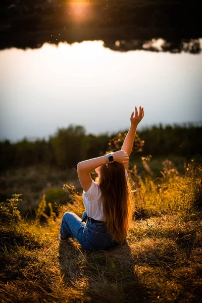 Autumn Girl Disfrutando Naturaleza Beauty Girl Aire Libre Levantando Las — Foto de Stock