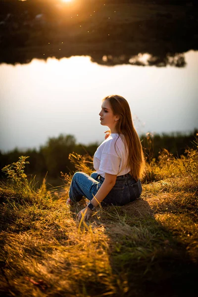 Autumn Girl Desfrutando Natureza Menina Beleza Livre Levantando Mãos Raios — Fotografia de Stock