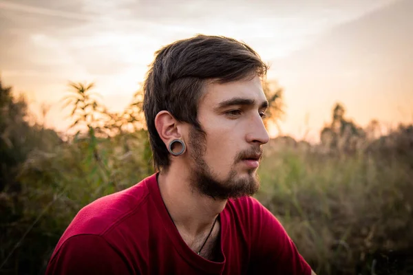 Jovem Caucasiano Homem Fumar Conjunto Com Ervas Daninhas Nos Campos — Fotografia de Stock