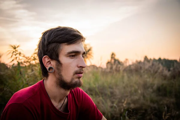 Close Menino Adolescente Informal Fumar Cigarro Erva Daninha Livre Retrato — Fotografia de Stock