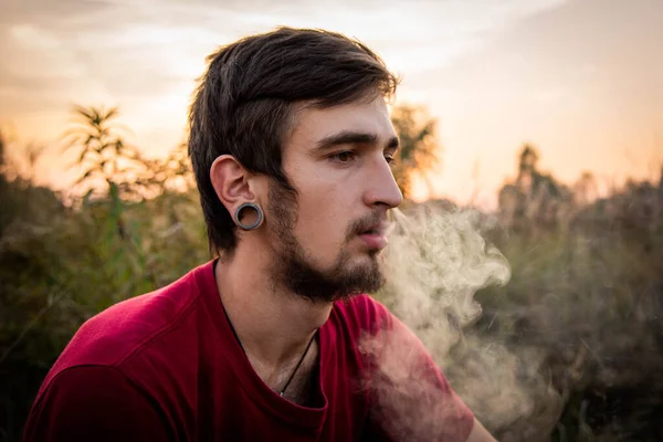 Jovem Caucasiano Fumando Cigarro Erva Daninha Livre Quer Cannabis Maconha — Fotografia de Stock
