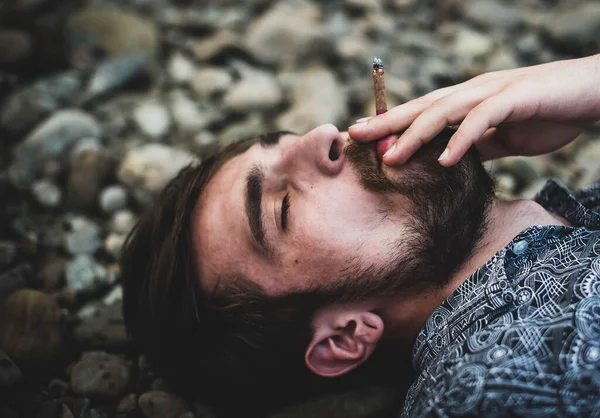 Jovem Caucasiano Fumando Charro Com Erva Daninha Nas Pedras Rua — Fotografia de Stock