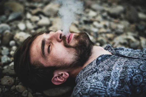 Jovem Caucasiano Fumando Charro Com Erva Daninha Nas Pedras Rua — Fotografia de Stock