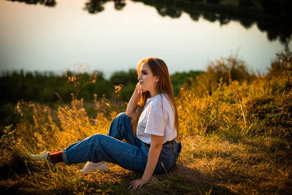 Autumn Girl Desfrutando Natureza Menina Beleza Livre Levantando Mãos Raios — Fotografia de Stock