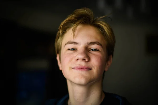 Fejlövés Egészséges Tinédzser Fiú Portré Boldog Fiú Néz Kamera Mosolygó — Stock Fotó