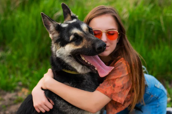 Cute Teenage Girl Hugging Eastern European Shepherd Field Smiling Young — Stock Photo, Image