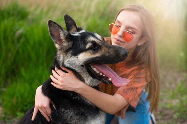 Nettes Teenager Mädchen Umarmt Osteuropäischen Schäferhund Auf Dem Feld Lächelnde — Stockfoto