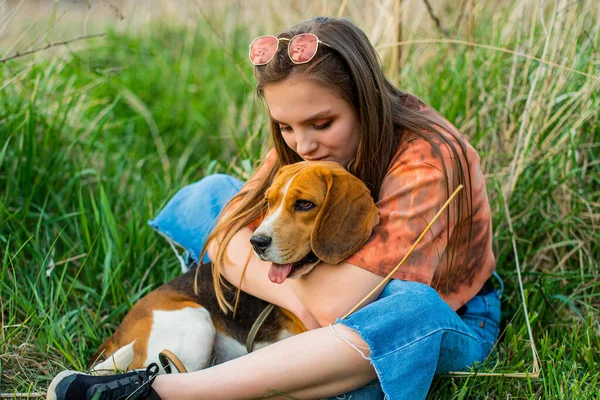 Ritratto Ravvicinato Ragazza Soddisfatta Con Abbraccio Divertente Cane Beagle Sorridente — Foto Stock