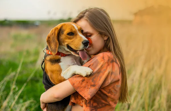 Retrato Cerca Niña Complacida Sosteniendo Abrazando Perro Beagle Sonriente Joven — Foto de Stock