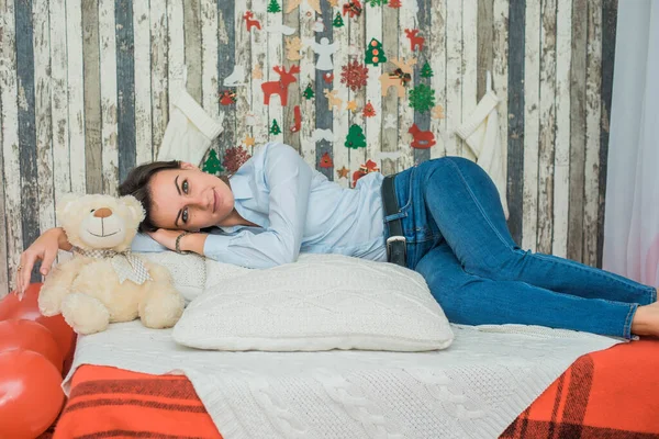 圣诞快乐 新年快乐 狗海狸养大约克 与主人在枕头上快乐地玩耍 — 图库照片