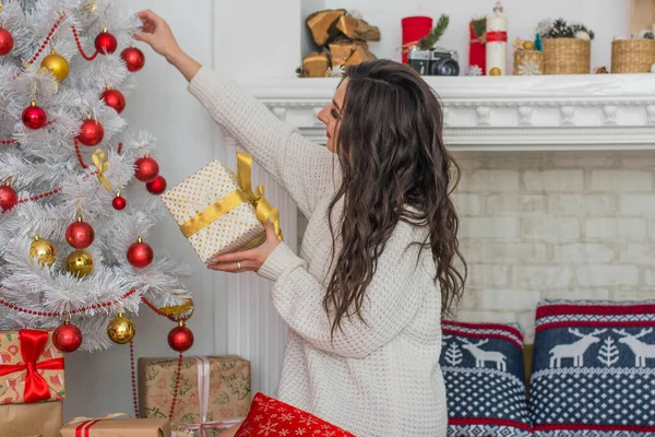 Heureuse Jeune Femme Assise Près Arbre Noël Joyeux Jeune Femme — Photo