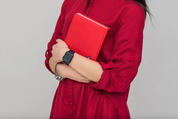 Linda Mujer Con Bloc Notas Joven Estudiante Vestido Rojo Con — Foto de Stock