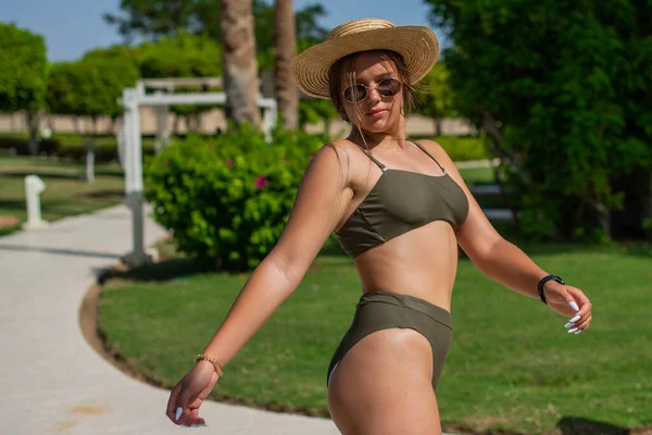 Echte Menschen Schöne Junge Frauen Teenager Die Urlaub Strand Spazieren — Stockfoto
