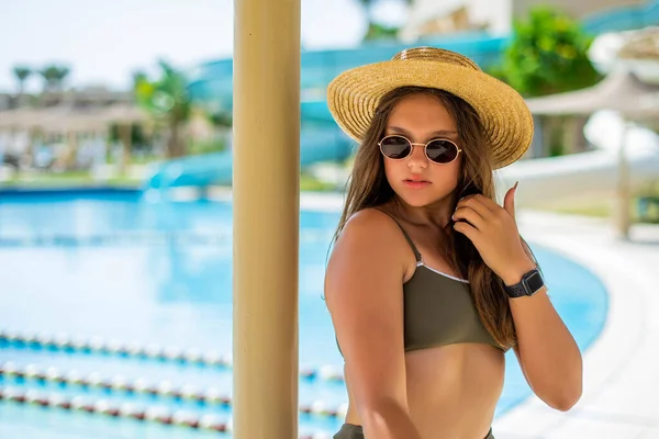 Menina Adolescente Alegre Size Usando Chapéu Óculos Sol Desfrutando Perto — Fotografia de Stock