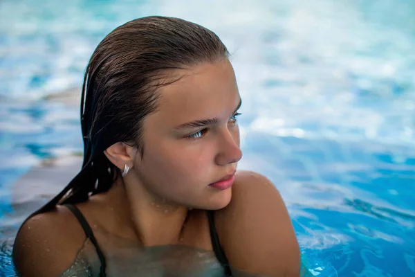 패션은 럭셔리 리조트를 수영장에서 포즈를 취하는 우아하고 귀여운 소녀의 사진을 — 스톡 사진