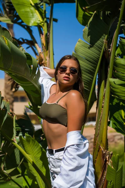 Mode Söt Ung Tonåring Flicka Eller Kvinna Poserar Med Banan — Stockfoto