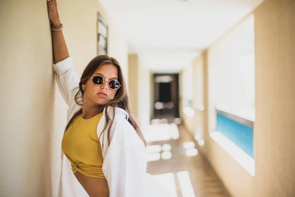 Retrato Belo Modelo Tenage Sorridente Bonito Vestido Com Roupas Elegantes — Fotografia de Stock