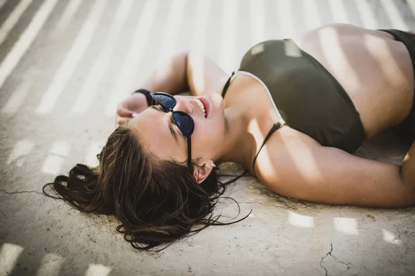 Moda Bonito Jovem Adolescente Mulher Posando Deitado Maiô Verão Menina — Fotografia de Stock