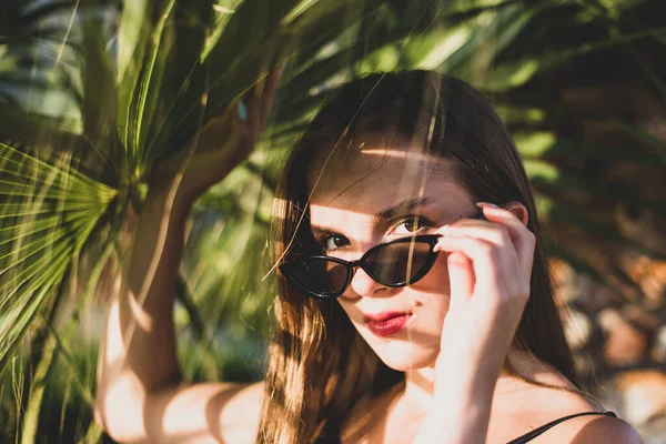 Een Vrouw Met Een Zonnebril Poserend Met Een Palmboom Portret — Stockfoto