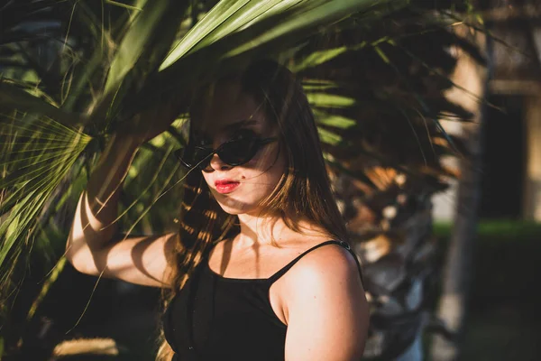 Жінка Сонцезахисних Окулярах Позує Пальмою Портрет Красивої Дівчини Підлітка Тінями — стокове фото
