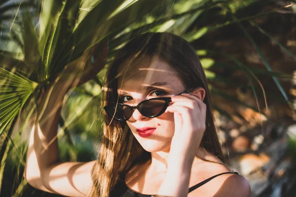 Een Vrouw Met Een Zonnebril Poserend Met Een Palmboom Portret — Stockfoto