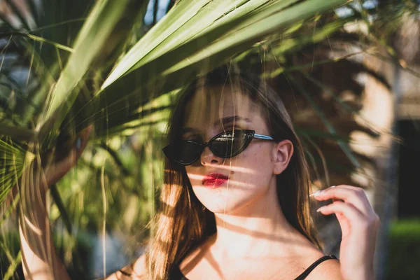 Een Vrouw Met Een Zonnebril Poserend Met Een Palmboom Portret — Stockfoto