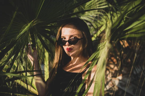 Een Vrouw Met Een Zonnebril Poserend Met Een Palmboom Portret — Stockfoto