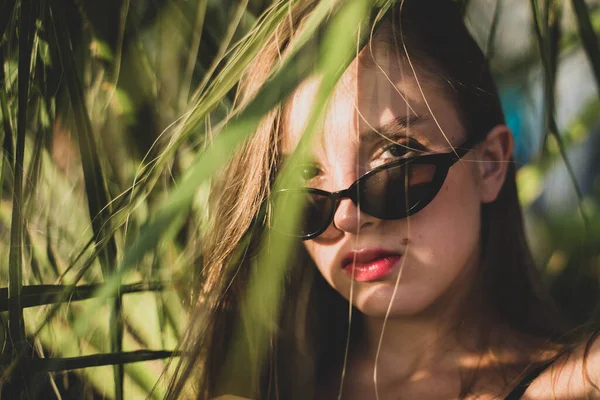 Женщина Солнечных Очках Позирующая Пальмой Портрет Красивой Девочки Подростка Тенями — стоковое фото