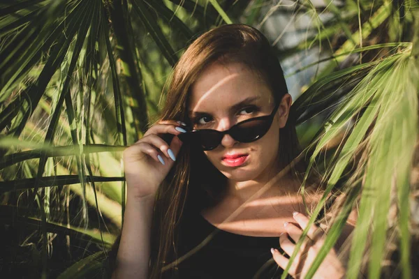 Een Vrouw Met Een Zonnebril Poserend Met Een Palmboom Portret — Stockfoto