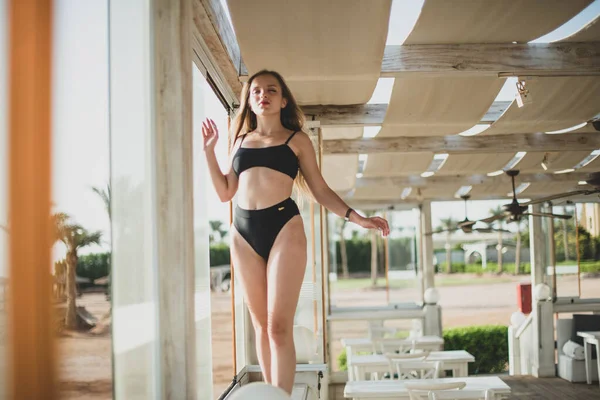 Bonito Jovem Adolescente Mulher Posando Divertindo Janela Café Praia Sob — Fotografia de Stock