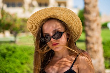 Gerçek insanlar konsepti, güzel genç kadınlar, tatilde sahilde yürüyen genç kızlar. Tadını çıkaran insanlar için mutluluk ve güzel bir vücut alternatif bir yaşam tarzı.