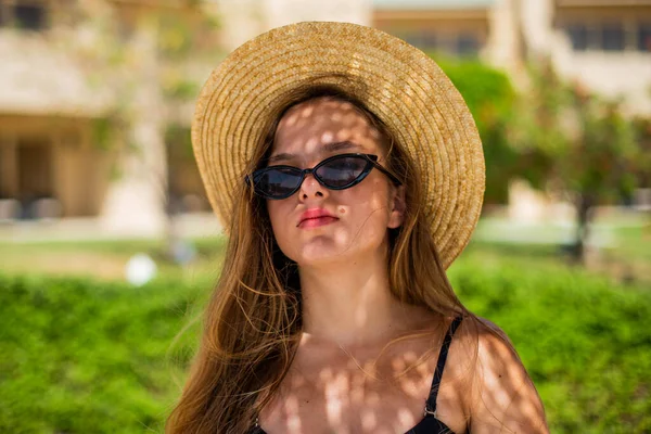 Gerçek insanlar konsepti, güzel genç kadınlar, tatilde sahilde yürüyen genç kızlar. Tadını çıkaran insanlar için mutluluk ve güzel bir vücut alternatif bir yaşam tarzı.