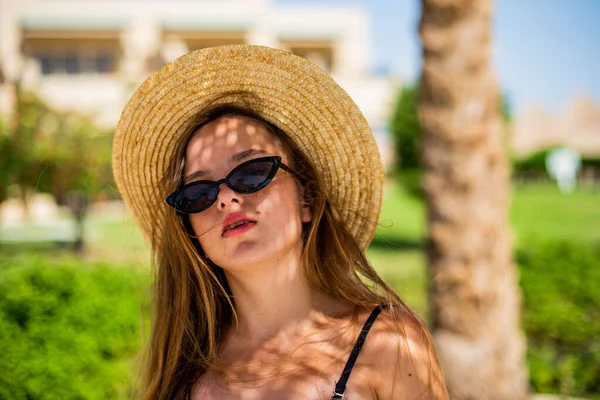 Echte Mensen Concept Mooie Jonge Vrouwen Tienermeisje Lopen Het Strand — Stockfoto