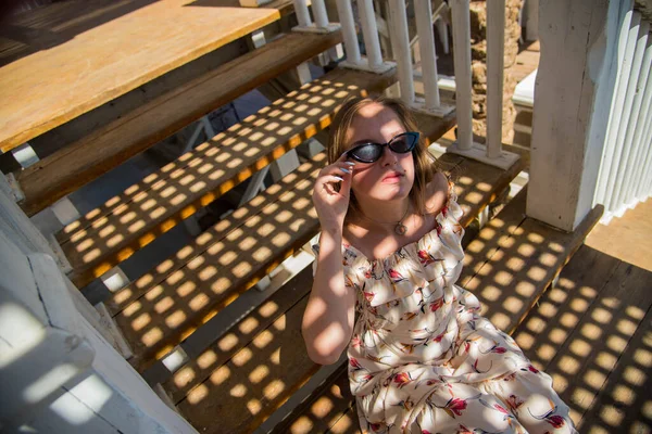 Moda Portret Pięknej Młodej Dziewczyny Okularach Przeciwsłonecznych Relaks Schodach Słoneczny — Zdjęcie stockowe
