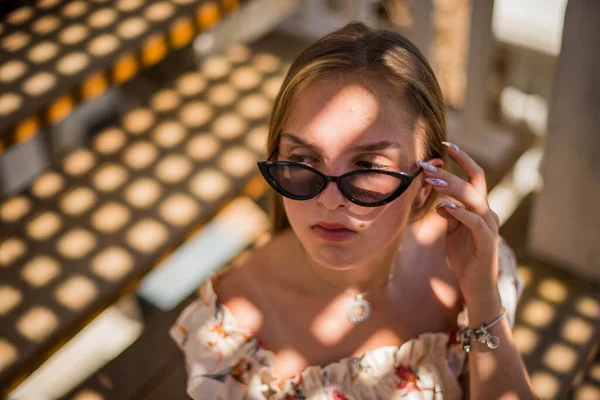 Ritratto Moda Una Bella Giovane Ragazza Con Gli Occhiali Sole — Foto Stock