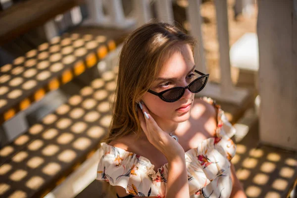 Модный Портрет Красивой Девушки Солнцезащитных Очках Расслабляющейся Лестнице Солнечный Летний — стоковое фото
