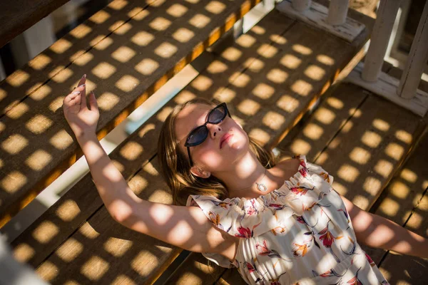 Модний Портрет Красивої Молодої Дівчини Сонцезахисних Окулярах Розслабляються Сходах Сонячного — стокове фото