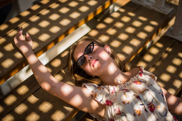 Ein Modeporträt Einer Schönen Jungen Frau Mit Sonnenbrille Die Sich — Stockfoto