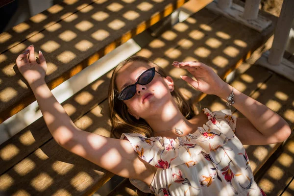 Модний Портрет Красивої Молодої Дівчини Сонцезахисних Окулярах Розслабляються Сходах Сонячного — стокове фото
