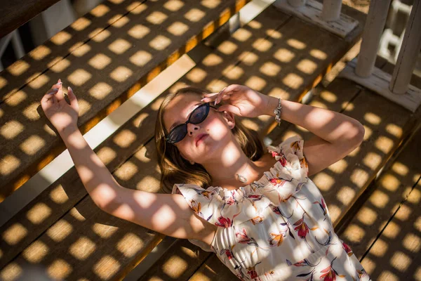 Retrato Moda Uma Bela Jovem Menina Vestindo Óculos Sol Relaxando — Fotografia de Stock