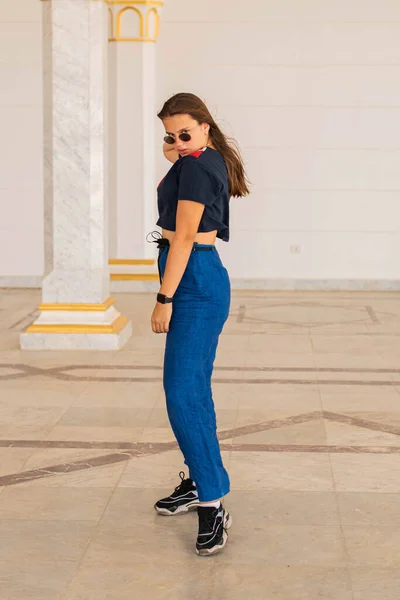 Bonito Jovem Adolescente Mulher Posando Divertindo Fundo Marco Terno Azul — Fotografia de Stock
