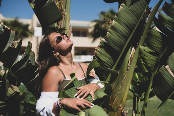 Carino Giovane Ragazza Adolescente Donna Posa Con Foglie Banano Vestito — Foto Stock