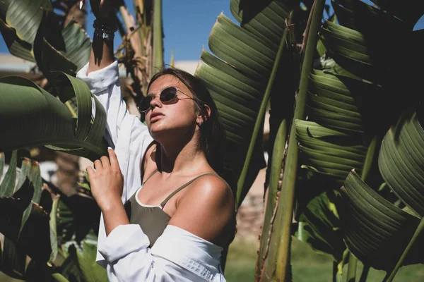 Bonito Jovem Adolescente Menina Mulher Posando Com Folhas Bananeira Vestida — Fotografia de Stock