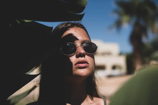 Bonito Jovem Adolescente Menina Mulher Posando Com Folhas Bananeira Vestida — Fotografia de Stock