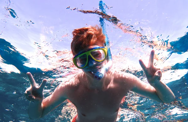 Disparo Bajo Agua Joven Adolescente Buceando Con Submarinismo Mar Tropical — Foto de Stock