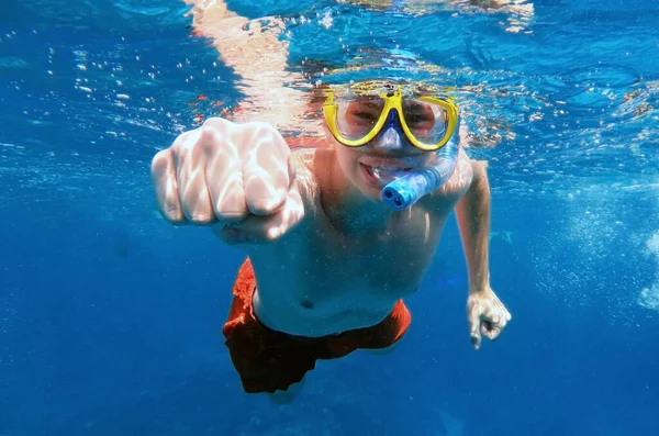 Υποβρύχια Νεαρός Έφηβος Καταδύεται Καταδύσεις Τροπική Θάλασσα Ταξιδιωτικός Τρόπος Ζωής — Φωτογραφία Αρχείου
